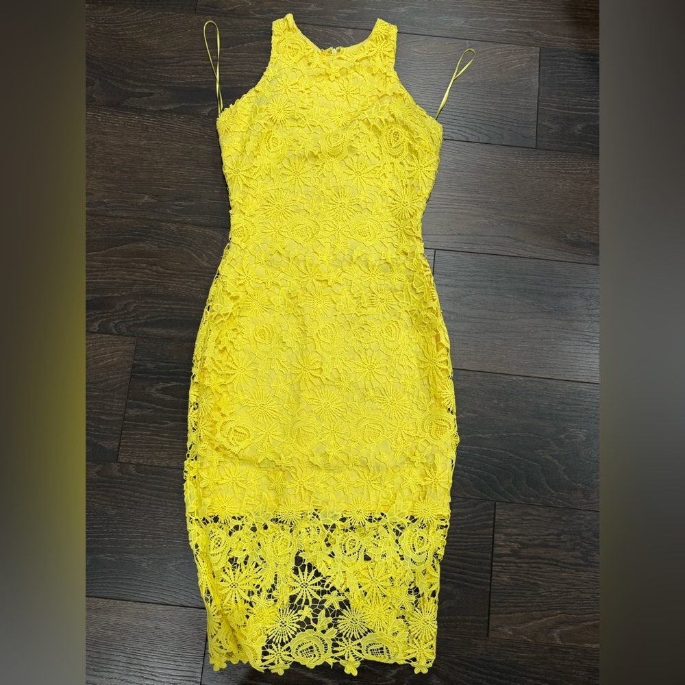 Elegant Alexia Admor Yellow Lace Dress